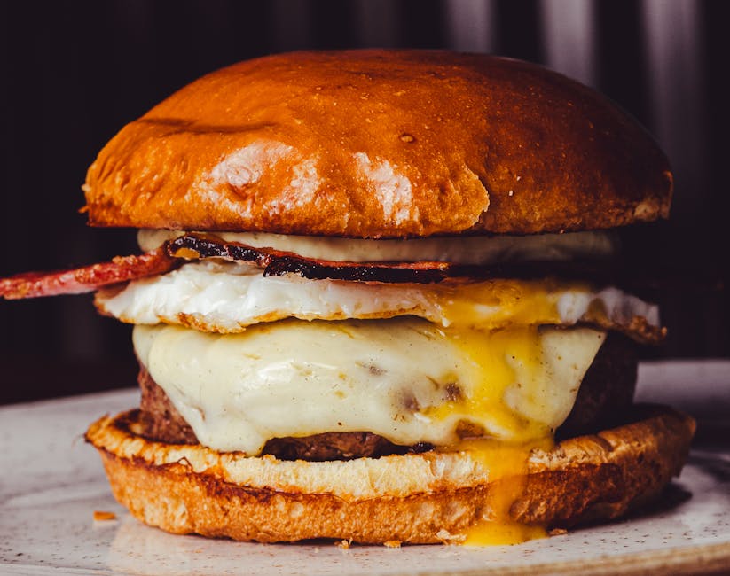 Croque Monsieur-burger med Gruyère og prosciutto