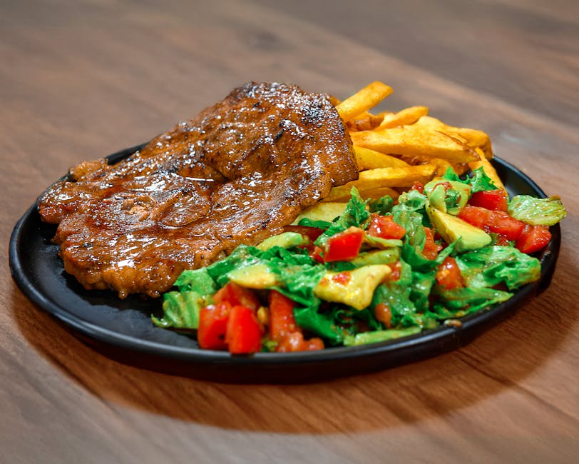 Biff med sprø bacon- og tomatsalat