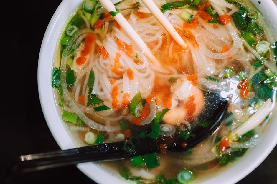 Enkel eggdroppsuppe med ingefær og sriracha