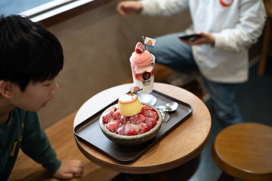 Mango- og jordbærsnøskåler