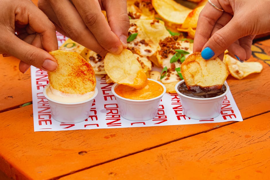 Sprø potetchips med pepper og kremet løkdip