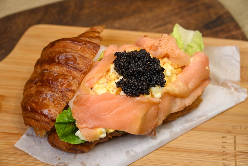 Nyttårs-egg med laks og tomat