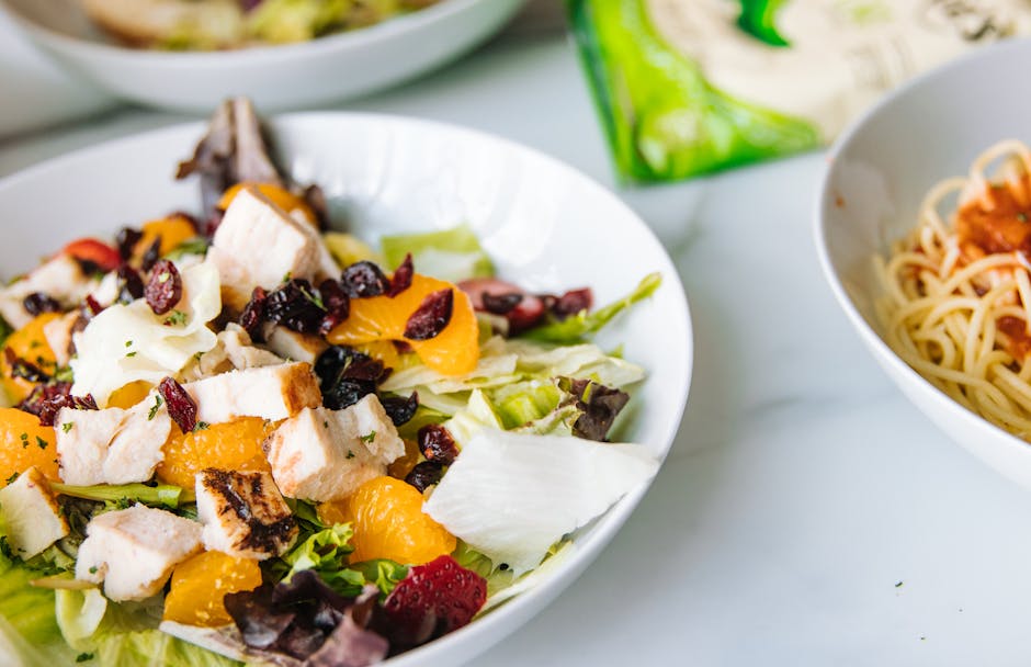 Frisk salat med tranebær og ristede pekannøtter