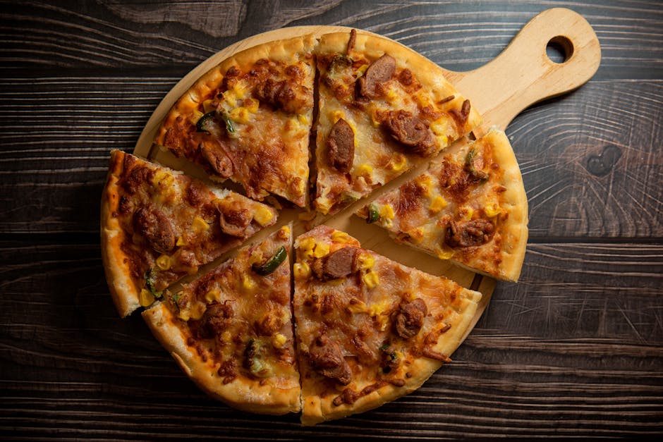 Grillet pølsepizza med paprika-salat