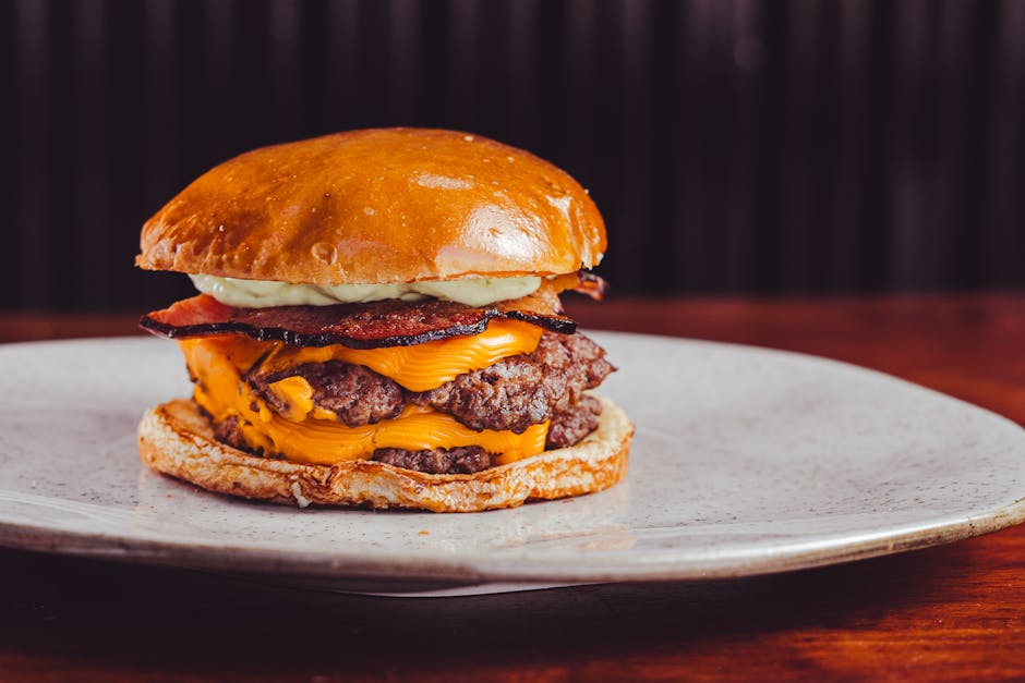 Saftig burger med bacon og ost