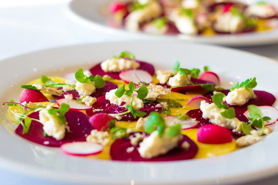 Saltbakt rødbetcarpaccio med geitost og sprø salvie