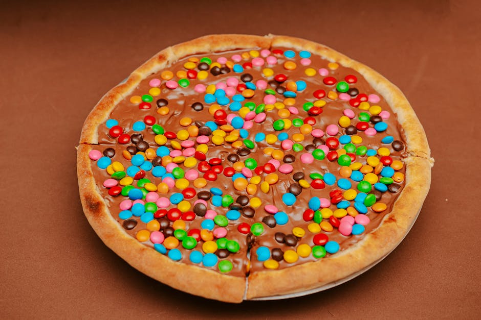 Søt kakepizza med frukt og godteri