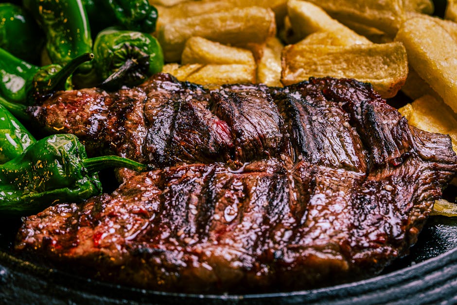 Brennhete T-bone-biffer med chipotlepoteter og peppersauté