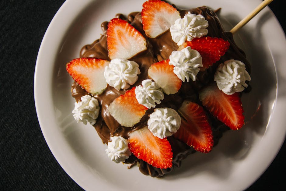 Sjokolademousse med krem og friske jordbær