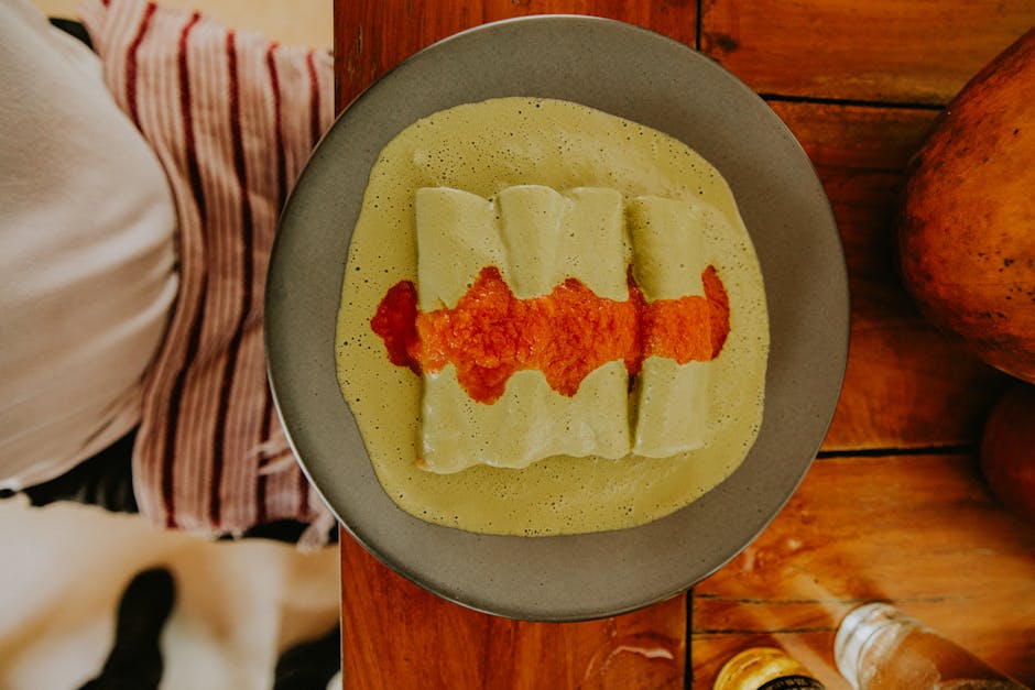 Kylling- og ostenchiladas med tomatillosalsa