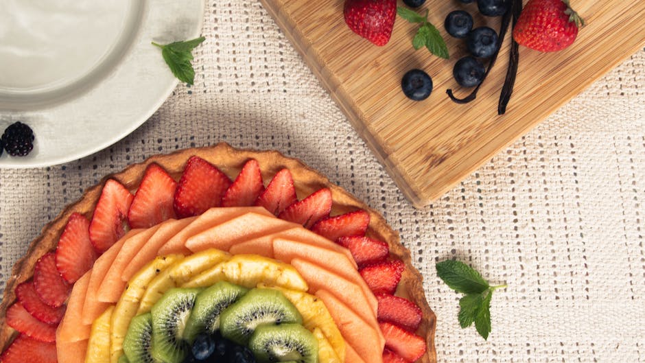 Varm tropisk fruktterte med vaniljeis