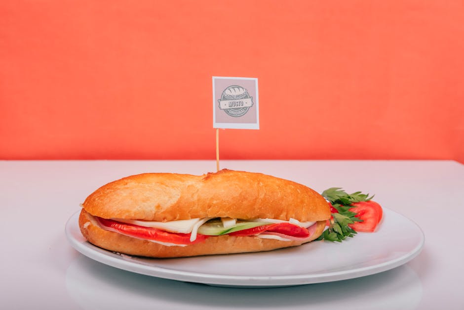 Lammekjøttboller i baguette med soltørket tomat og spinat