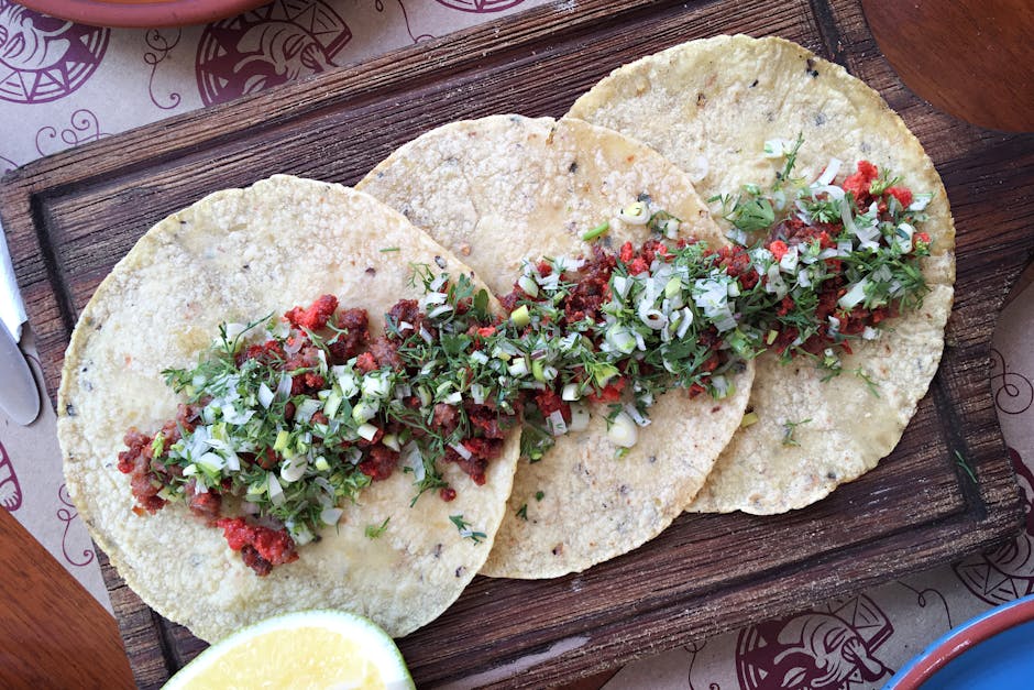 Sprø chorizo- og ostetaquitos med frisk salsa