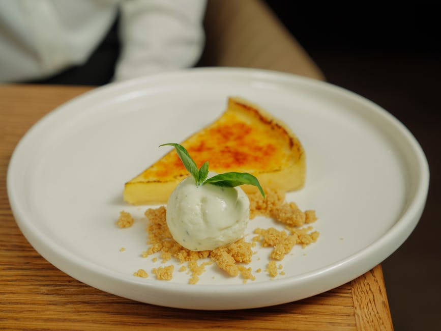 Kirsebær- og brun smør-crostata med vaniljeis