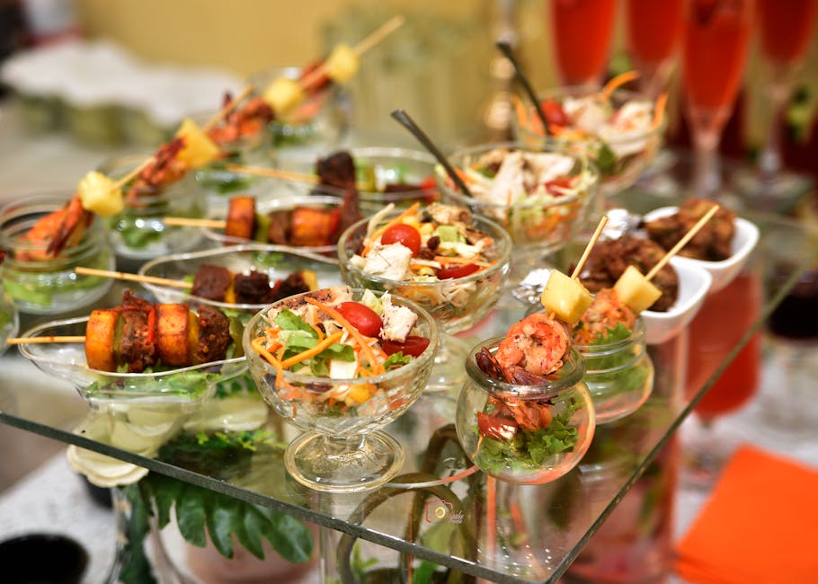 Ananas- og skinkesalat med krydret sylteagurk