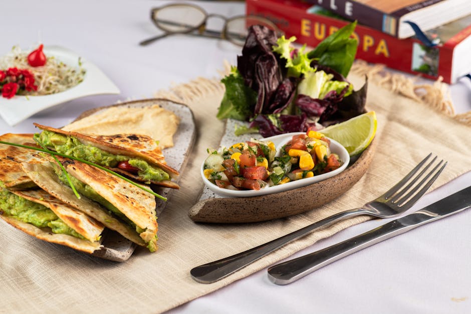 Salsa-suppe med avokadokrem og bakte quesadillas