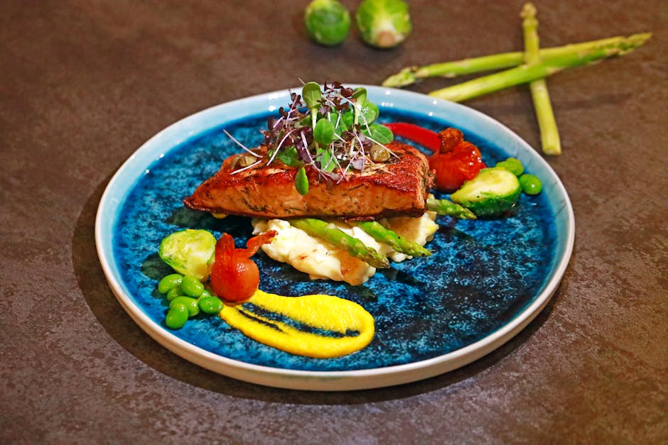 Stekt laks- og bacontournedos med rosenkål, piggsopp og Chateaubriand-saus