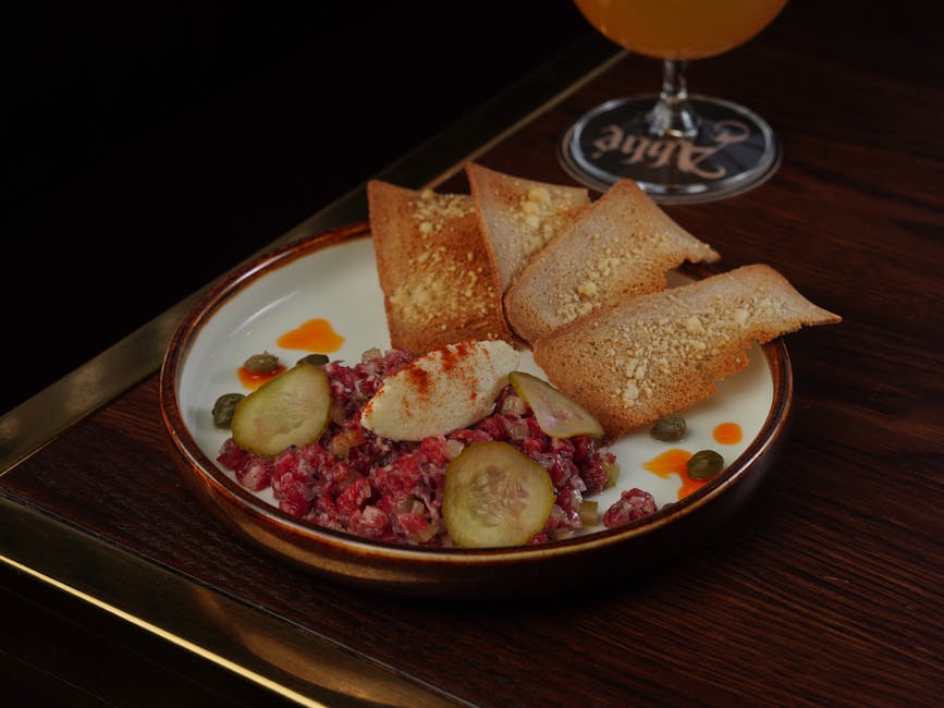 Cheeseburger-tartar med ristet surdeigsbrød