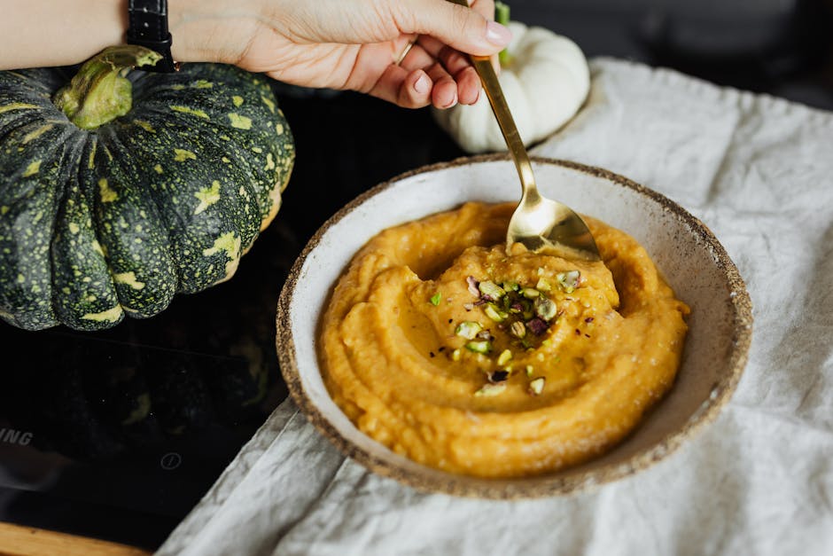 Kabocha-squashsuppe med karamellisert eple og karri-sukkerspinn