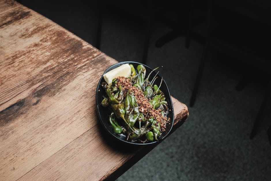 Blisterte shishito-pepper med oliven- og basilikumsalt