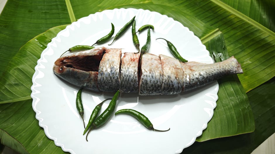 Rød snapper i bananblader med tre typer chili