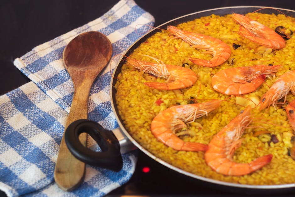 Klassisk spansk paella med sjømat og kylling