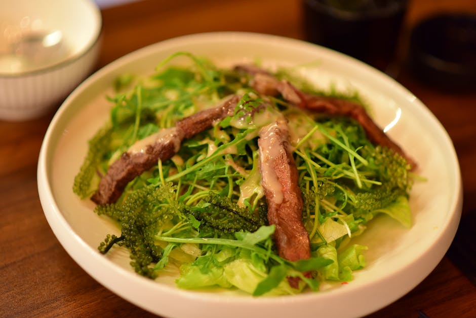 Varm biff- og vannkressalat