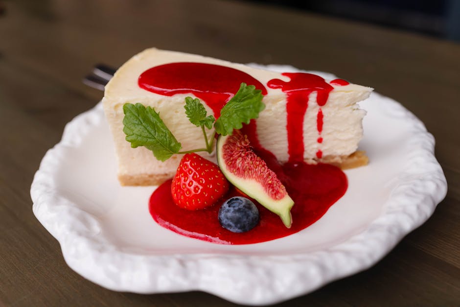 Englekake med friske bær og sitronsaus