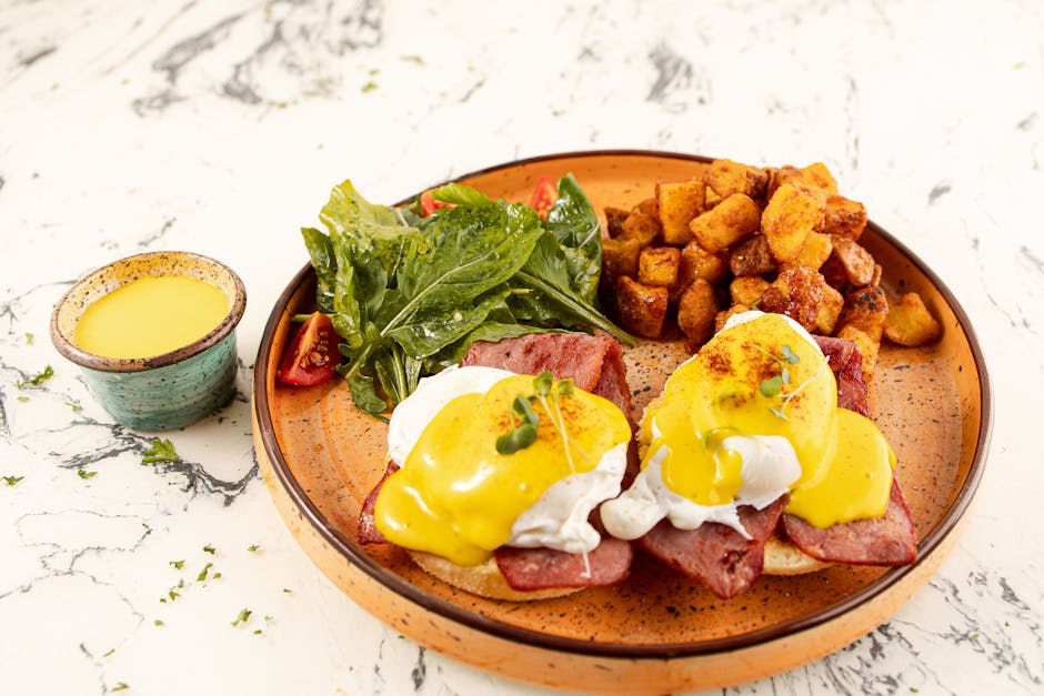 Posjerte egg med chipotledressing, avokadorelish og andouille-hollandaise