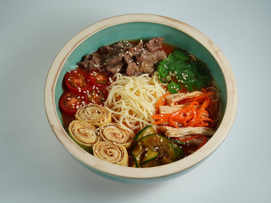 Japansk nudelskål med kyllingbuljong og biff