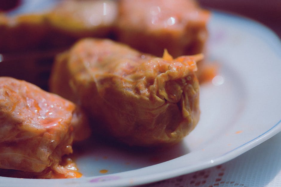 Kålruller fylt med svinekjøtt i tomatsaus