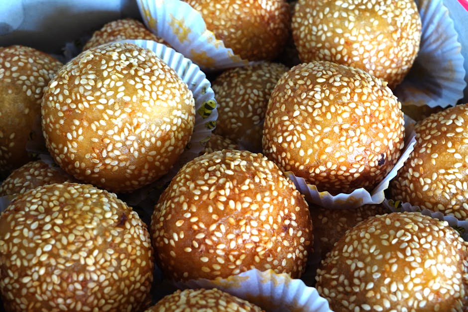 Friterte deigboller med kanel og sesamfrø