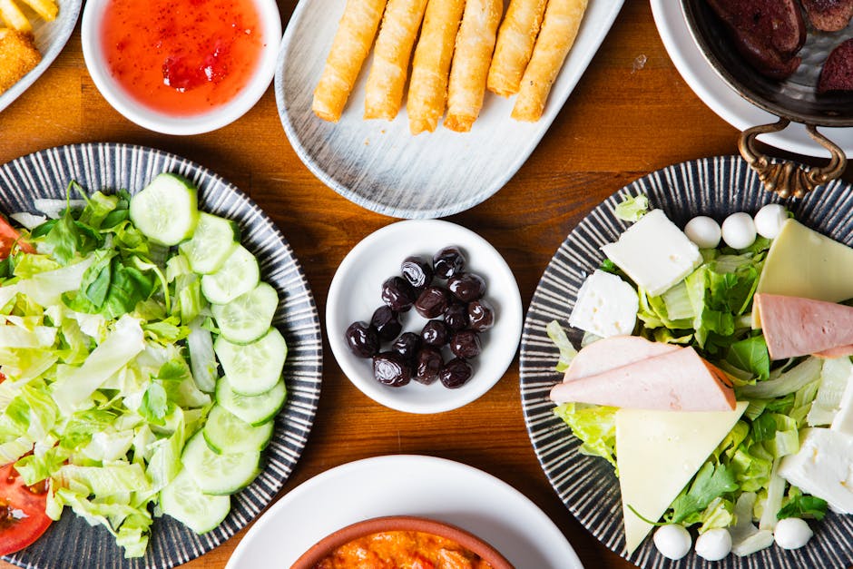 Frisk salat med palmehjerter, oliven og skinke