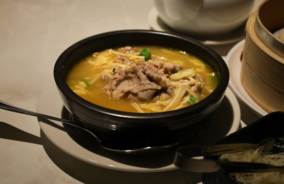 Svinekjøtt- og nudelsuppe med kanel og stjerneanis