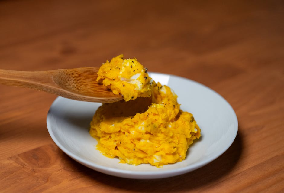 Moset kålrotpuré med brunt smør og hasselnøtter