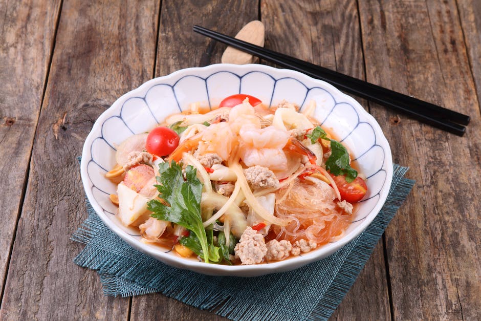 Thailandsk kylling- og rekesalat med glassnudler