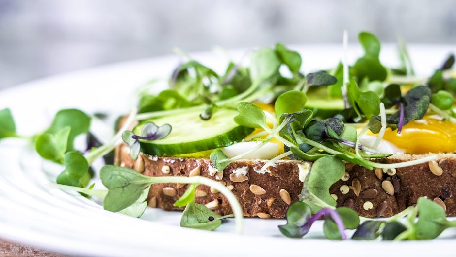 Åpne smørbrød med syltet makrell og eple