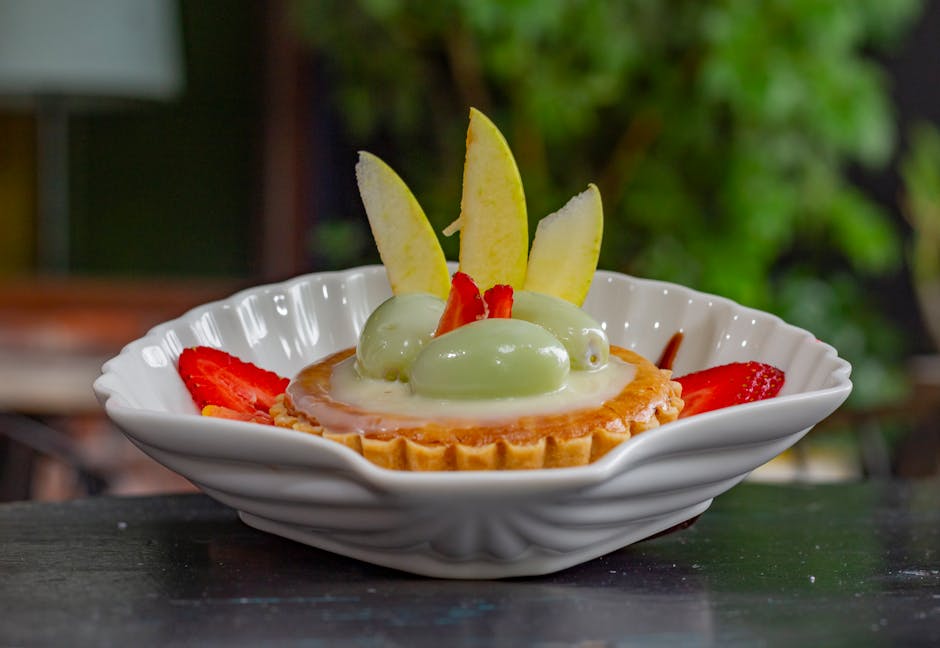 Mandelkjeks-kopper med Sauternes-epler og frossen mousse