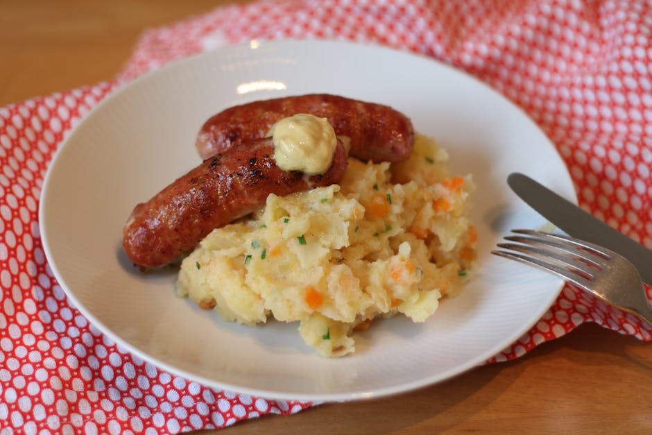 Fylt kielbasa med potetmos og surkål