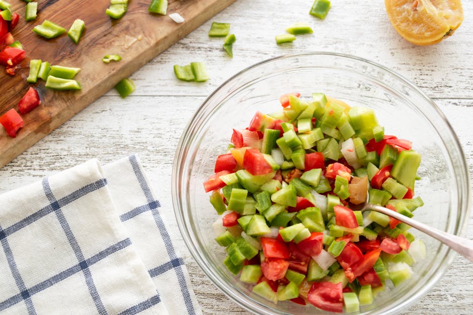 Frisk hakket salat med agurk, rødløk og sitron
