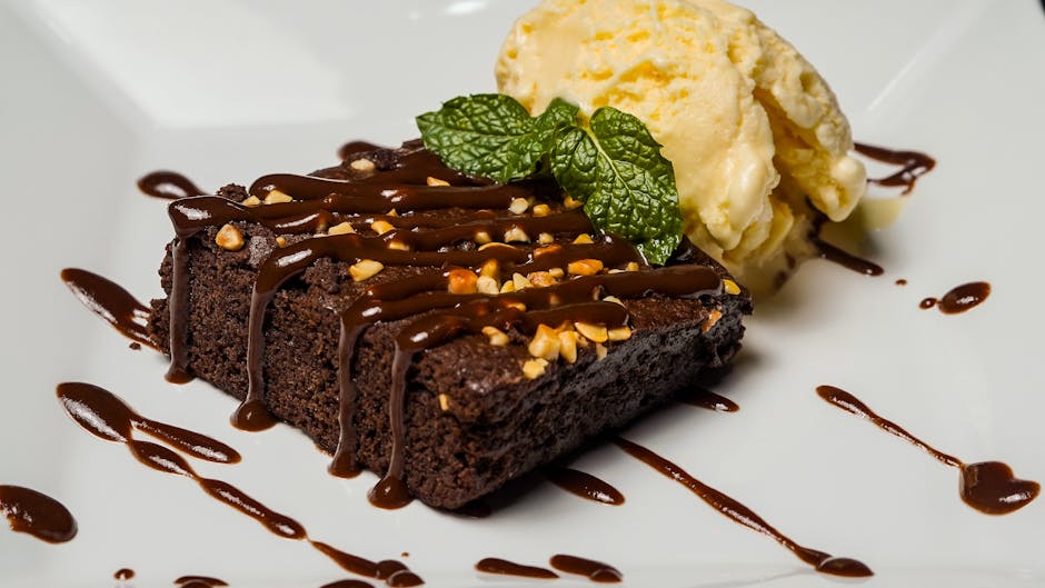 Brownies med hvit sjokoladebiter, crème anglaise og iskrem