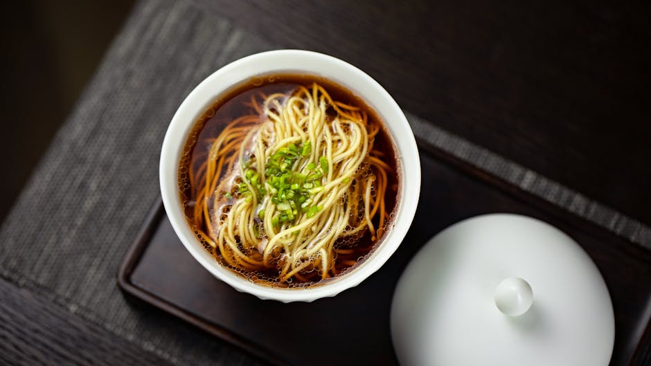 Frisk vårløk- og gressløksuppe