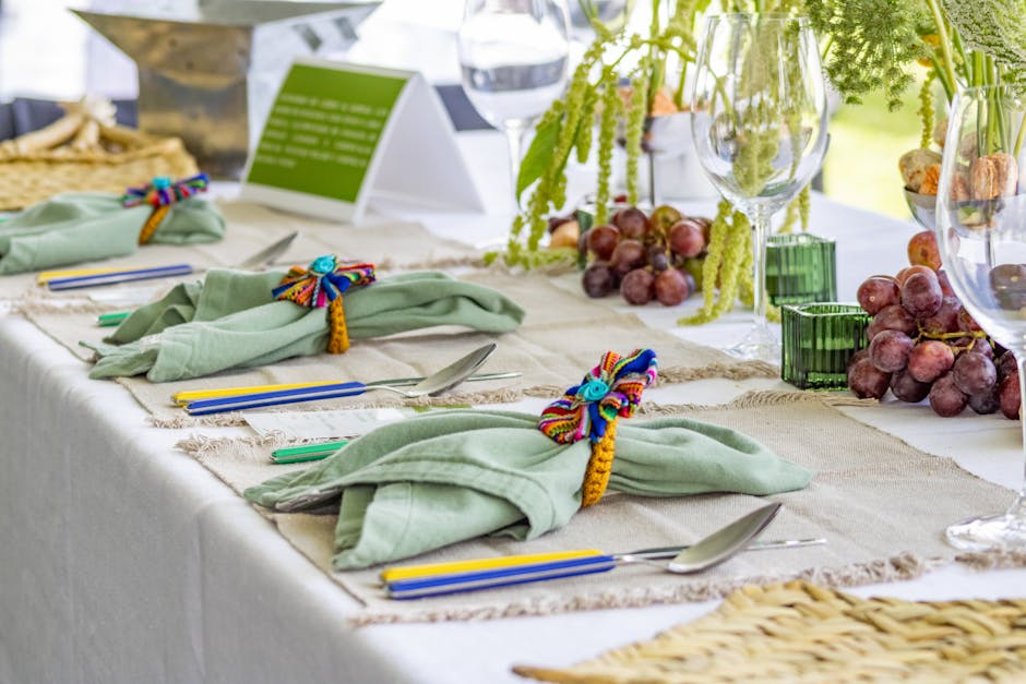 Serviettringer og dekorert vase av bølgepapp