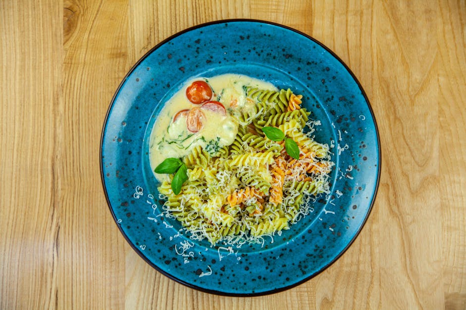 Fusilli med geitost, tomater og basilikum