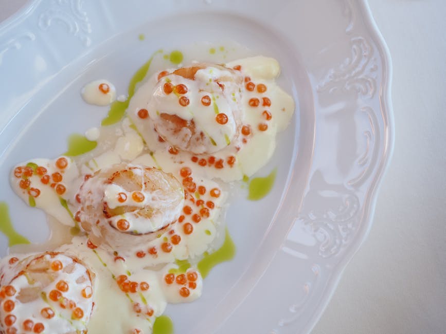 Pocherte kamskjell med kaviarsaus