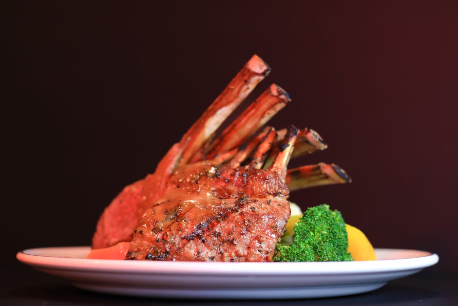 Grillede kalvekoteletter med kapers- og salviesaus