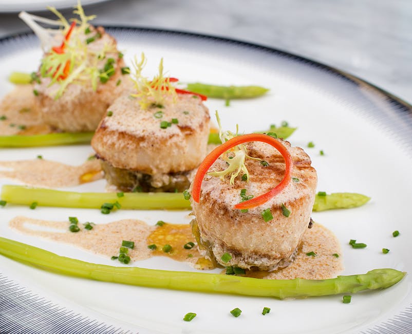 Stekte kamskjell med cherrytomater, vårløk og persille