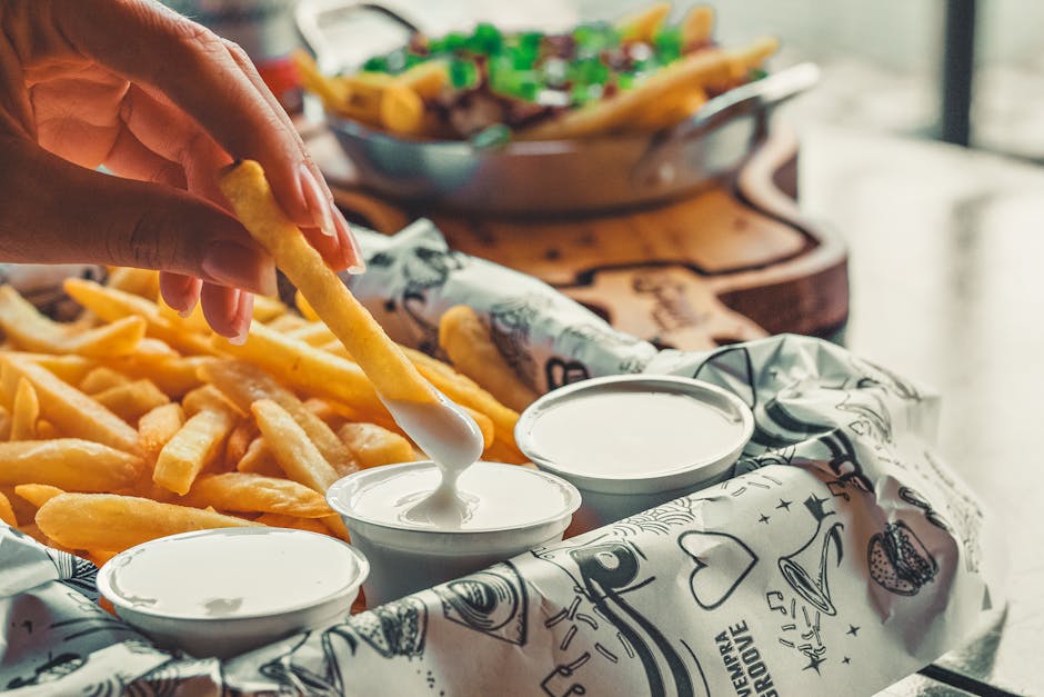 Sprø hjemmelagde pommes frites med fem dippsauser