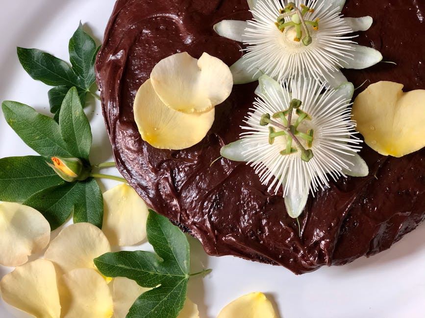 Stor sjokoladekake med bittersøt ganache og spiselige blomster