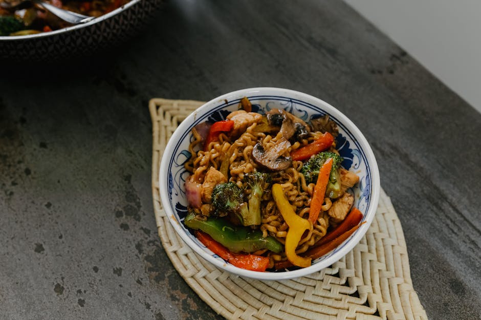 Krydret kylling-stir-fry med grønnsaker og peanøtter